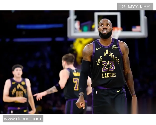 热火与湖人对决詹姆斯精彩集锦回顾展现传奇球员的巅峰时刻