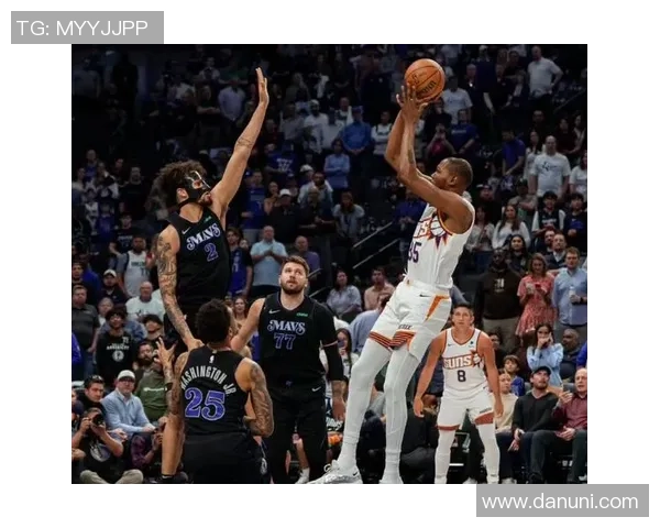 东契奇狂砍73分刷新现役得分纪录独行侠成功终结太阳的11连胜之路